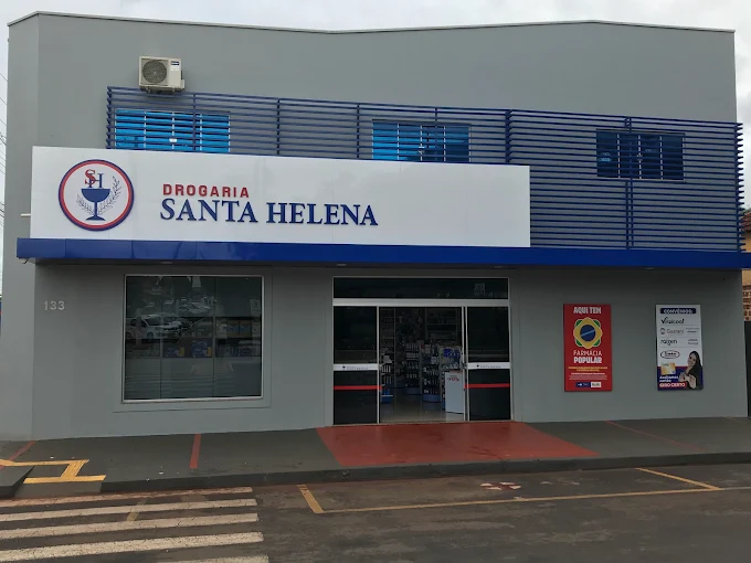 Fachada da Drogaria Santa Helena, em Viradouro, SP